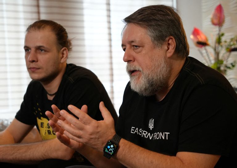 Виталий Манский (справа) и Евгений Титаренко на пресс-конференции в связи с премьерой своего фильма «Восточный фронт», Берлинский кинофестиваль, февраль 2023 года.