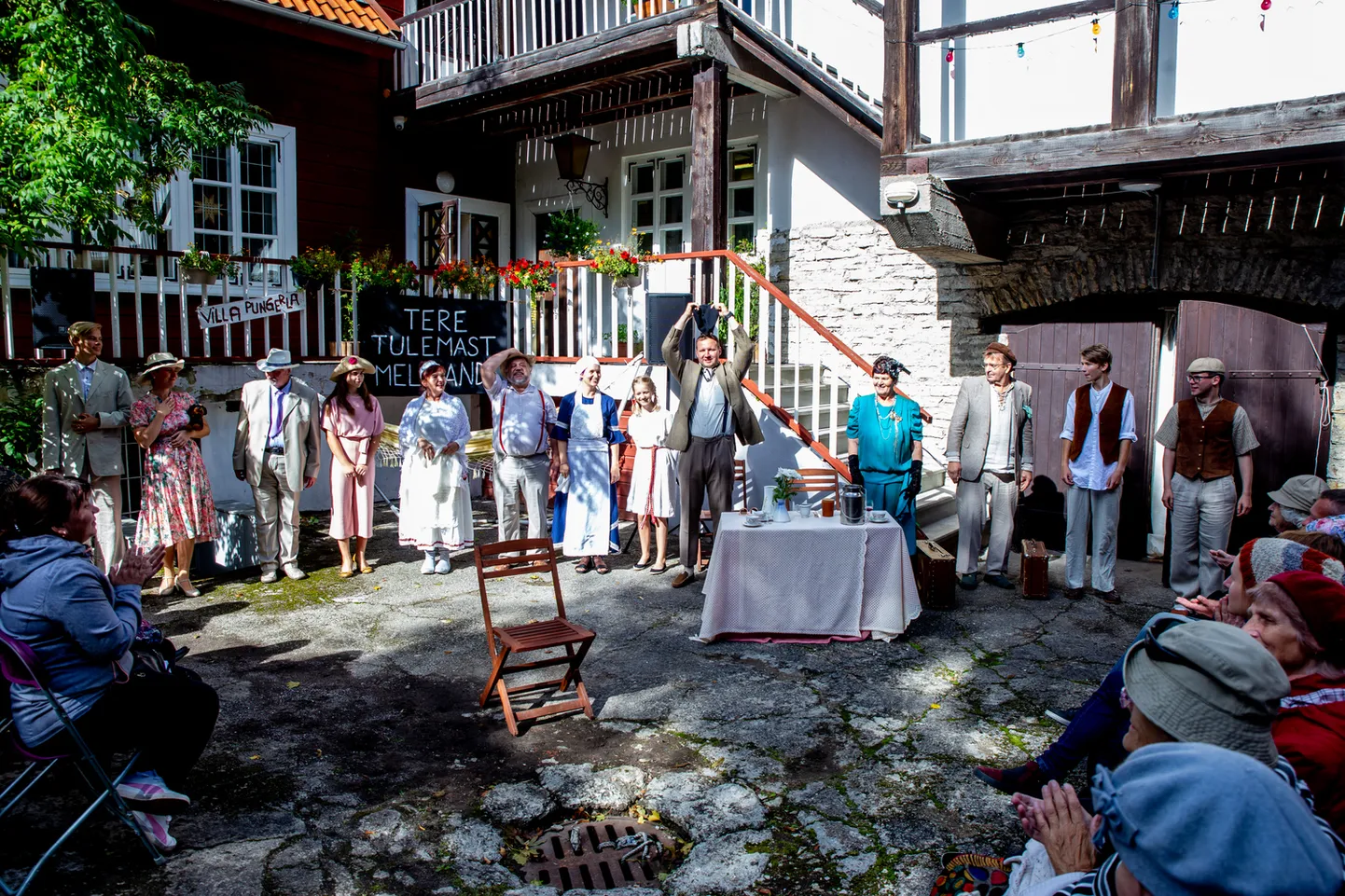 Hooviteater 2020. AX-teater kohvik Treegeri hoovis.