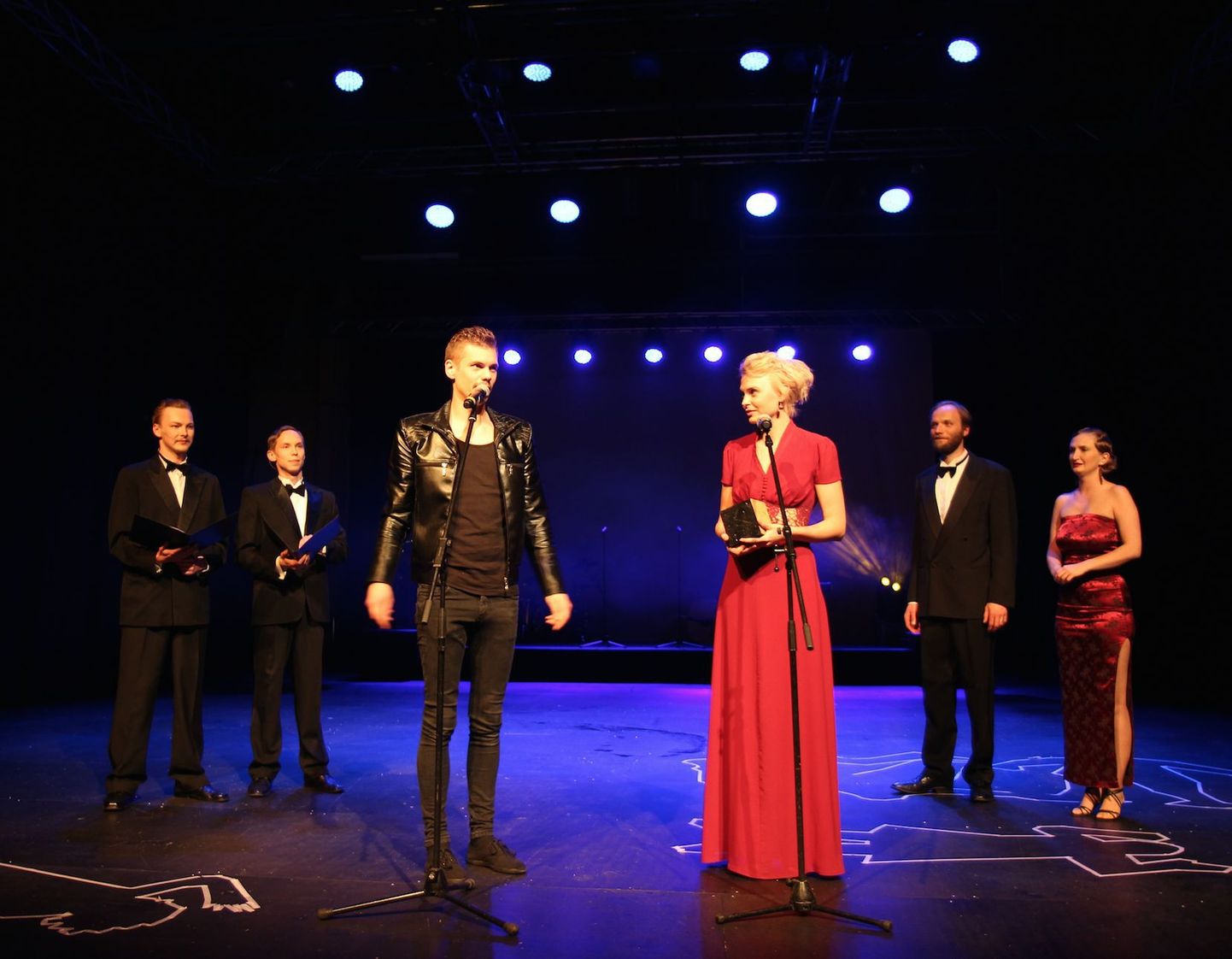 Publik hääletas Ugala parimaks lavastuseks „Moraali“, auhinda tulid vastu võtma peaosatäitjad Rait Õunapuu ja Adeele Sepp.