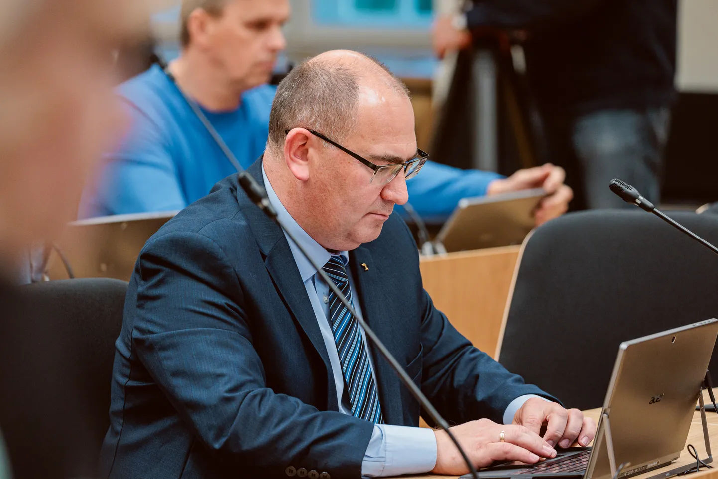 Вадим Орлов в зале заседаний Нарвского городского собрания.