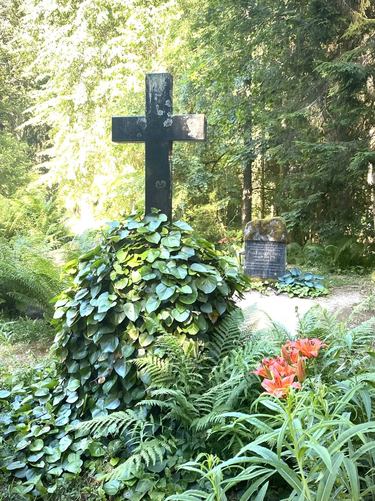 Hea näide püsikute ja ronitaimede kasutamisest.