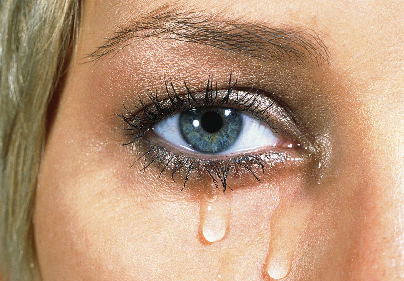 Слезы портит. Глаз плачет. Глаза женщины. Заплаканные голубые глаза. Голубые глаза плачут.