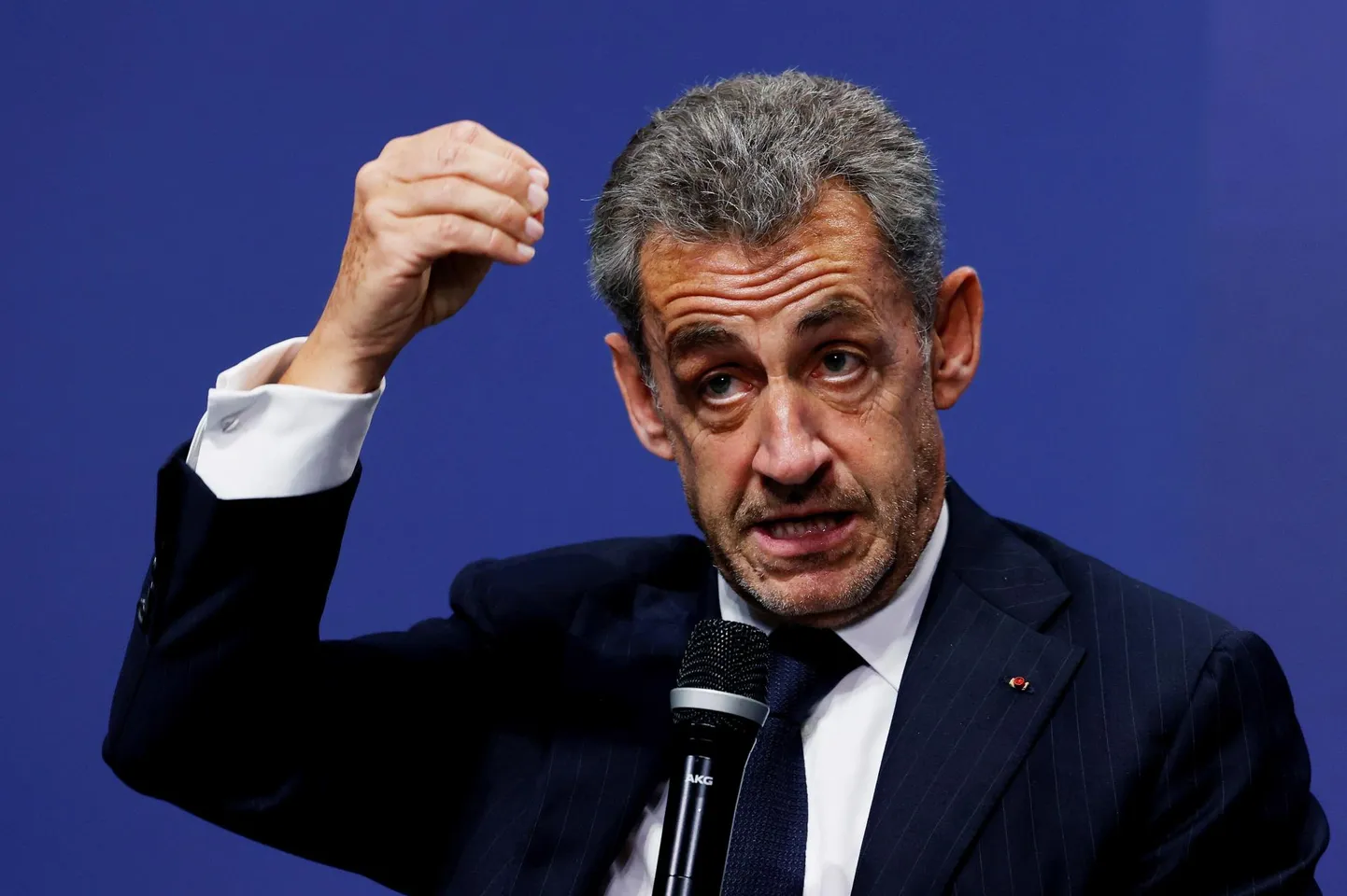 Prantsusmaa endine president Nicolas Sarkozy üleeile Madridis konservatiivse Rahvapartei korraldatud debatil. Eile ta Pariisi kohtusse süüdimõistvat otsust kuulama ei ilmunud.