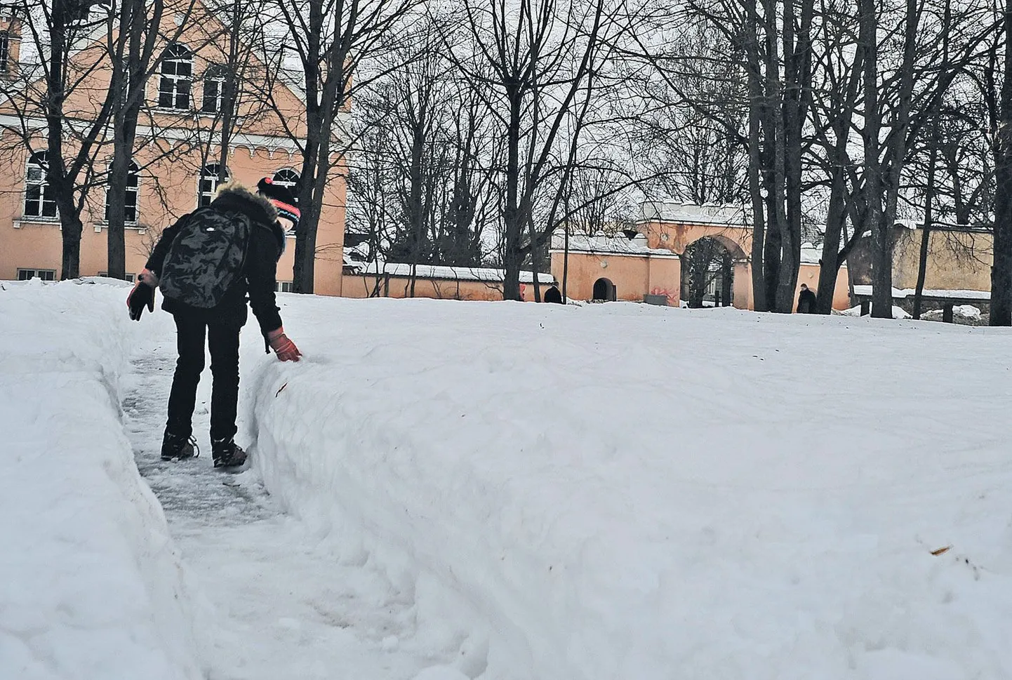 Ehkki sulailm on vallide kõrgust tunduvalt kahandanud, võib labidatööd siiamaani imetleda. Selge on see, et nii labürindi kaevamise kui ka selle läbimisega nähti suurt vaeva.