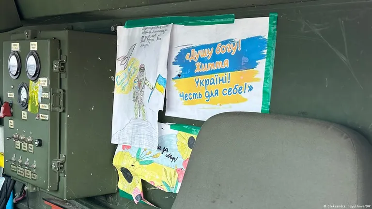 Детские рисунки и плакат в автомобиле мобильной огневой группы ПВО