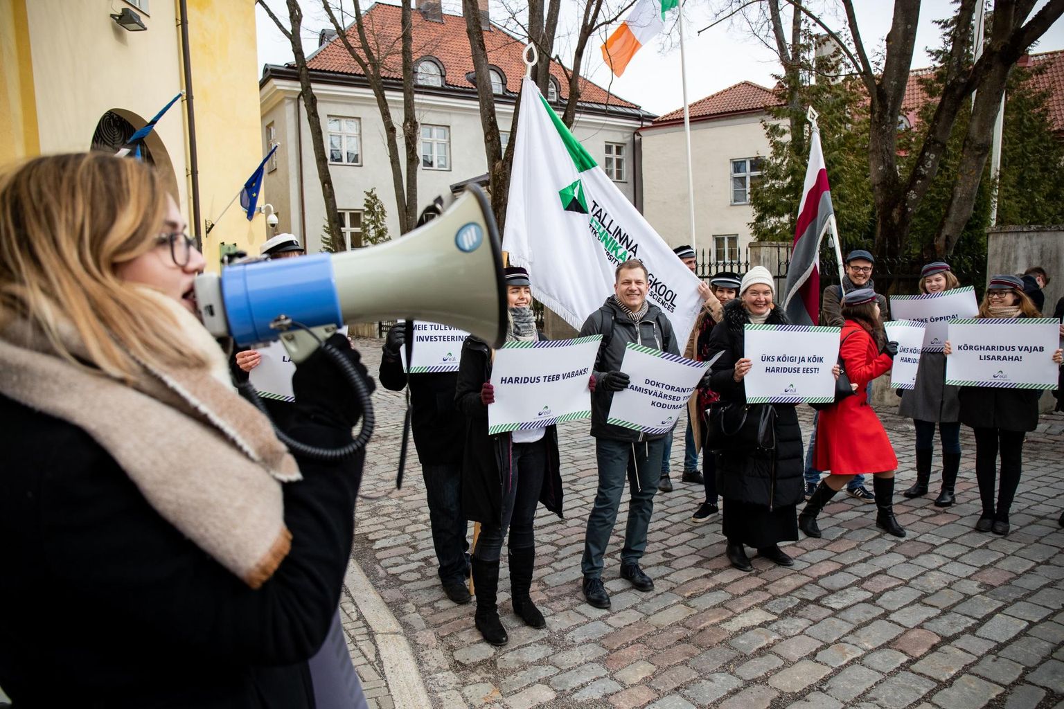 Üliõpilaste meeleavaldus Stenbocki maja ees.