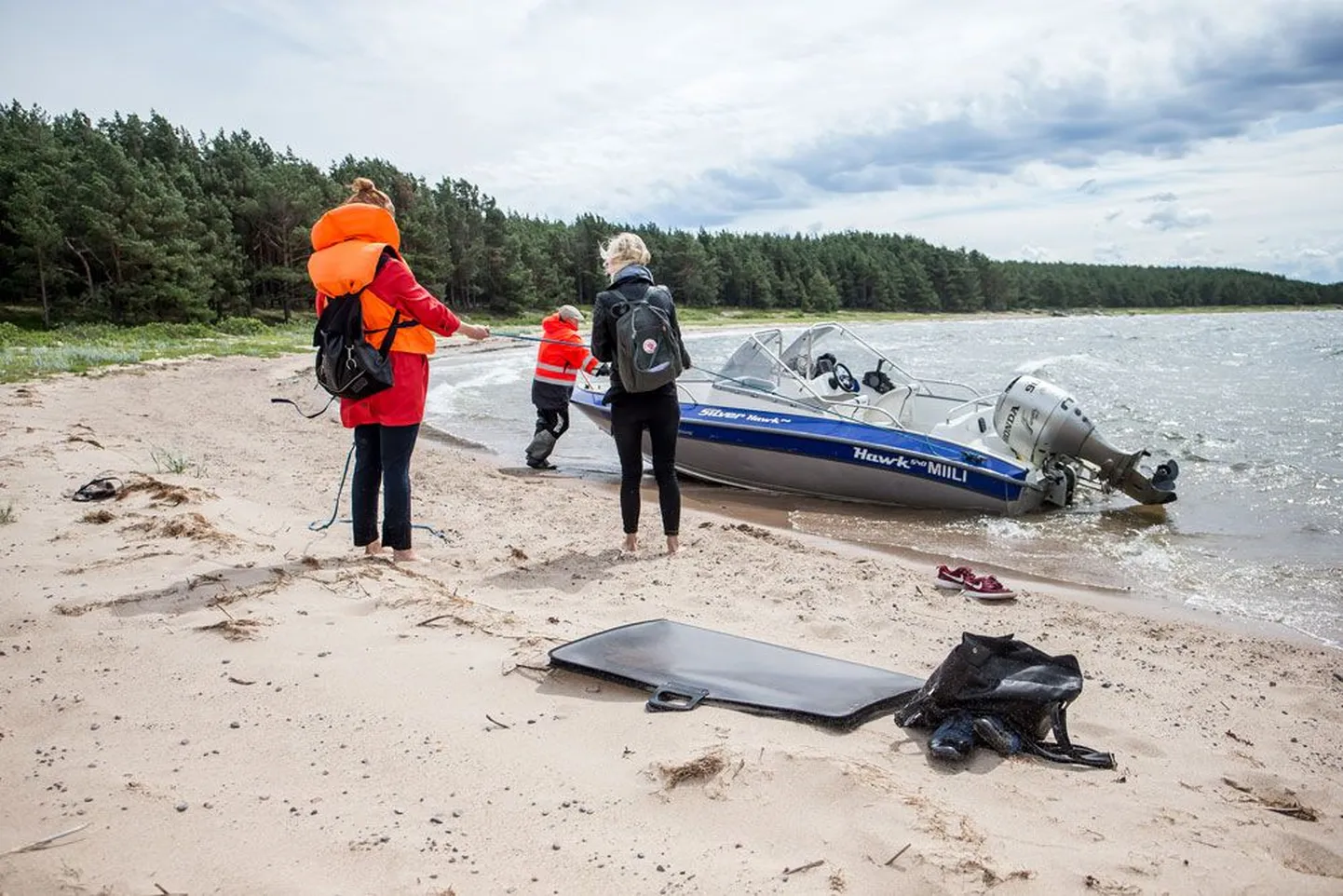 Найденная в морской зоне рядом с проливом Вооси лодка пограничников.