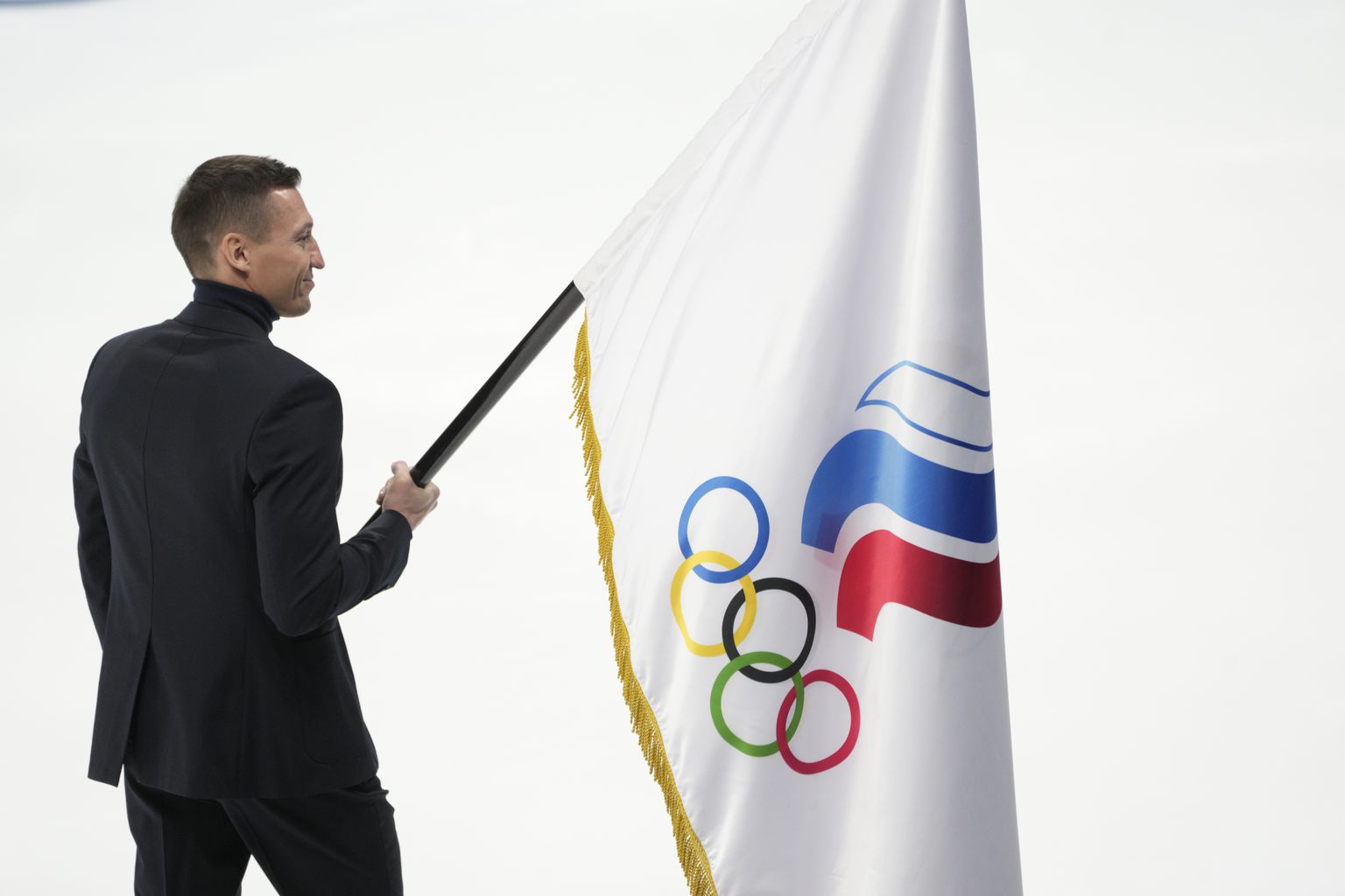 Спортсмены из России и Беларуси вынуждены из-за санкций выступать под нейтральным флагом.