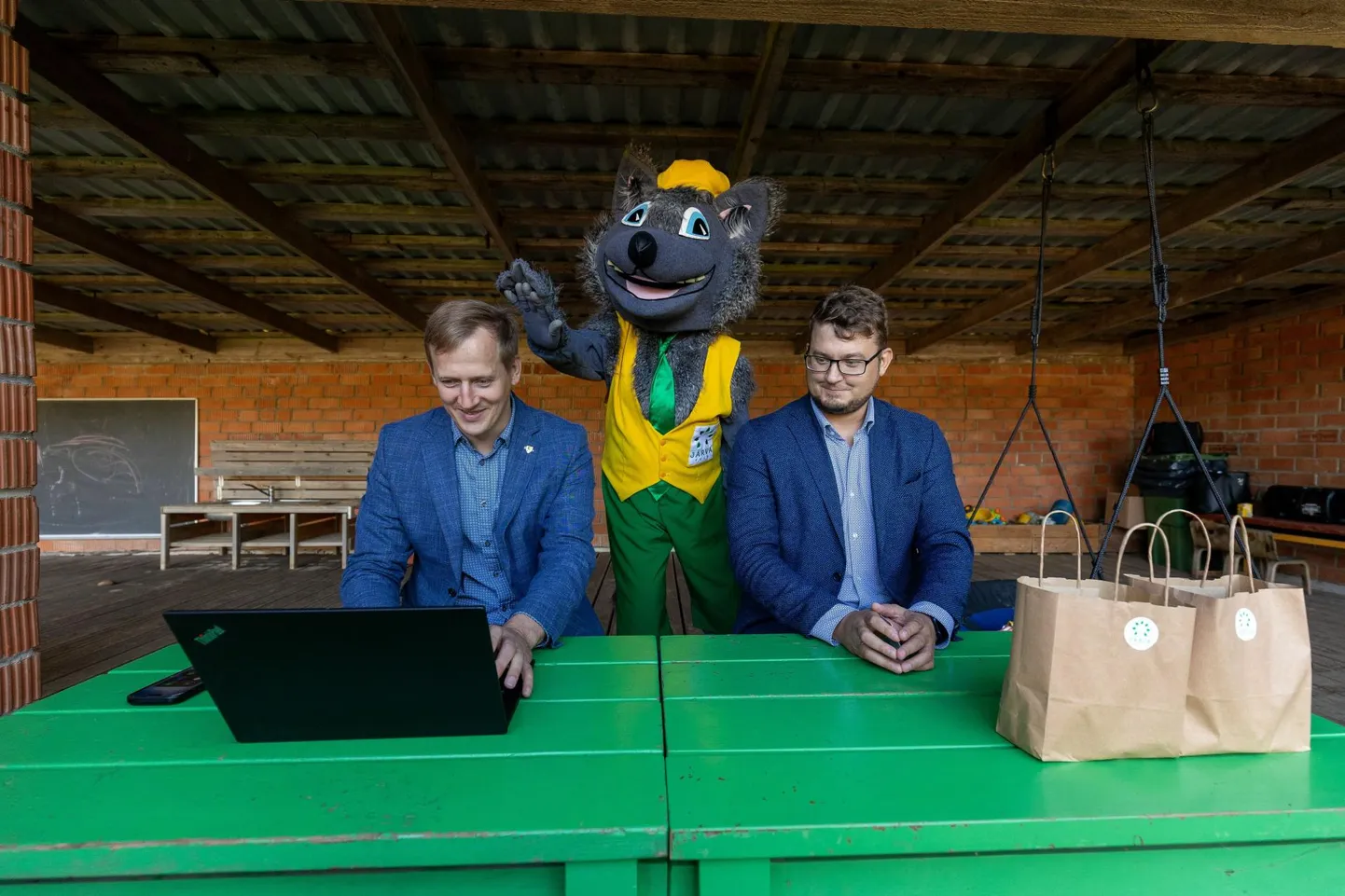 Aravete lasteaia ehitus on Järva valla järgnevate aastate suurim investeering, mis läheb maksma üle kahe ja poole miljoni euro. Ehituslepingu allkirjastasid Järva vallavanem Toomas Tammik (vasakul) ja Tartu Ehituse esindaja Alar Loo.