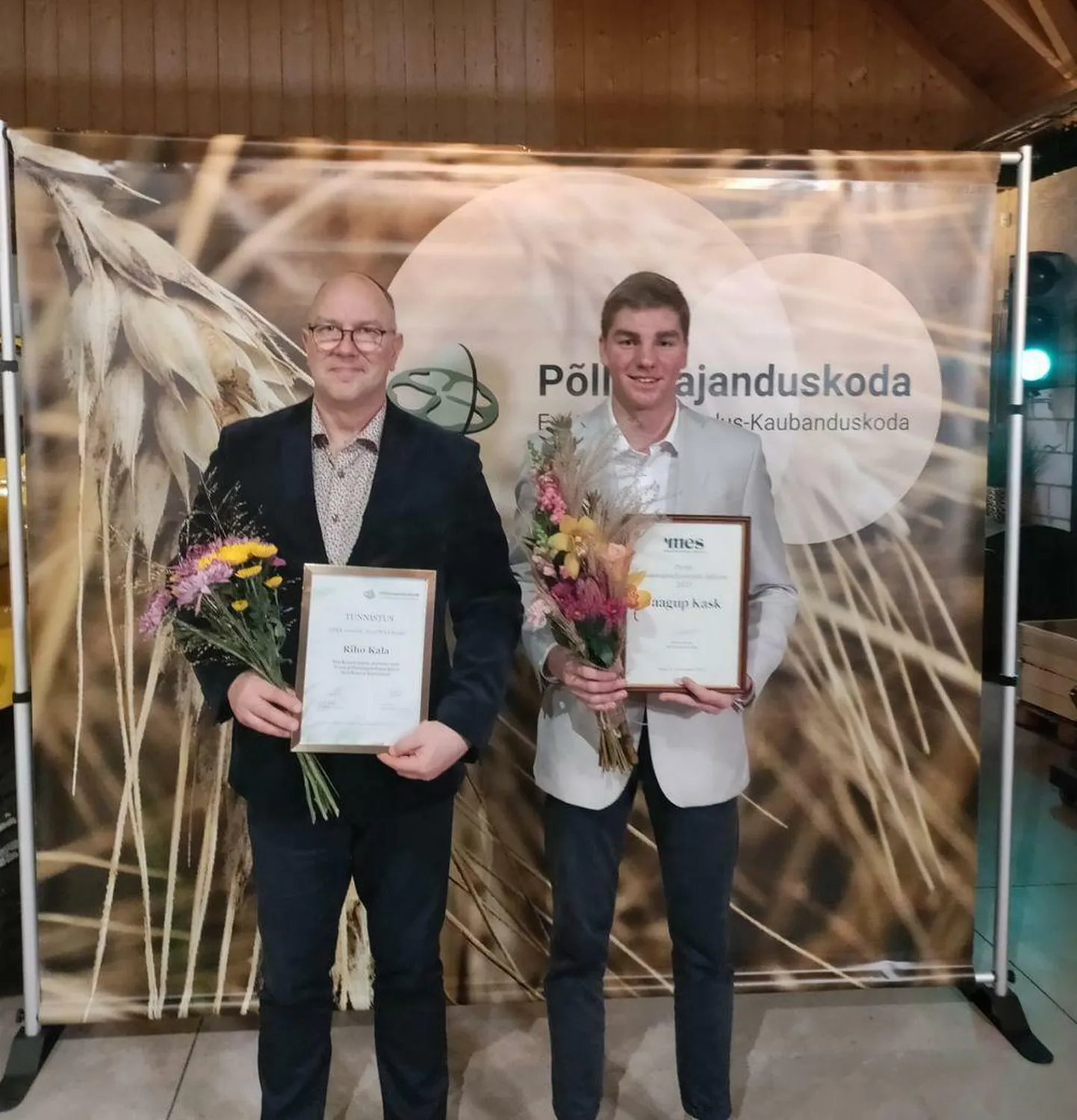 Lõikuspeol tunnustati Olustvere teenindus- ja maamajanduskooli õpetajat Riho Kala (vasakul) ja põllumajandusõpilast Jaakup Kaske.