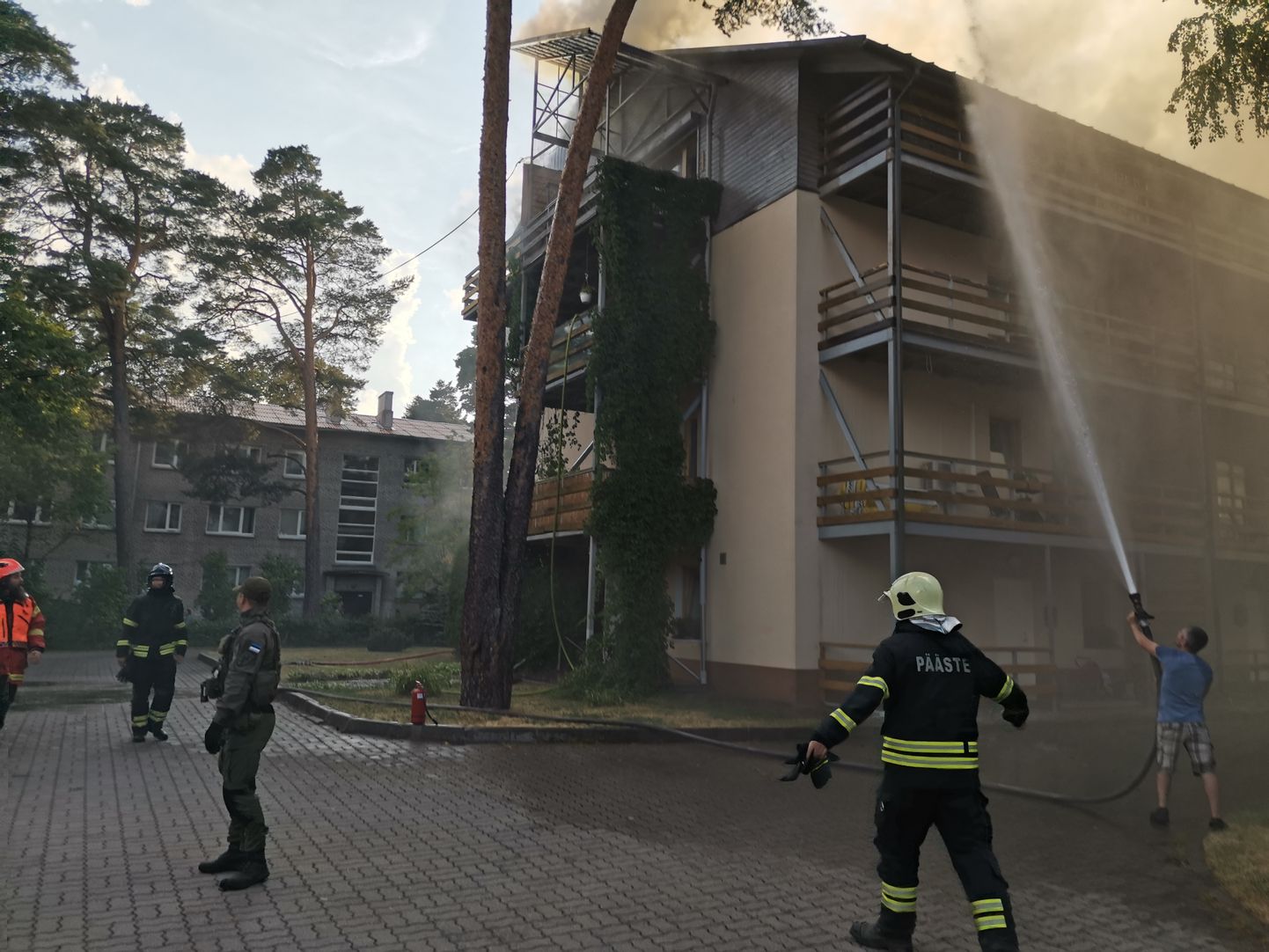 Narva-Jõesuu kesklinnas Koidu tn 14 paikneva kortermaja pööningul ja mansardkorrusel puhkenud tulekahju kustutamine.