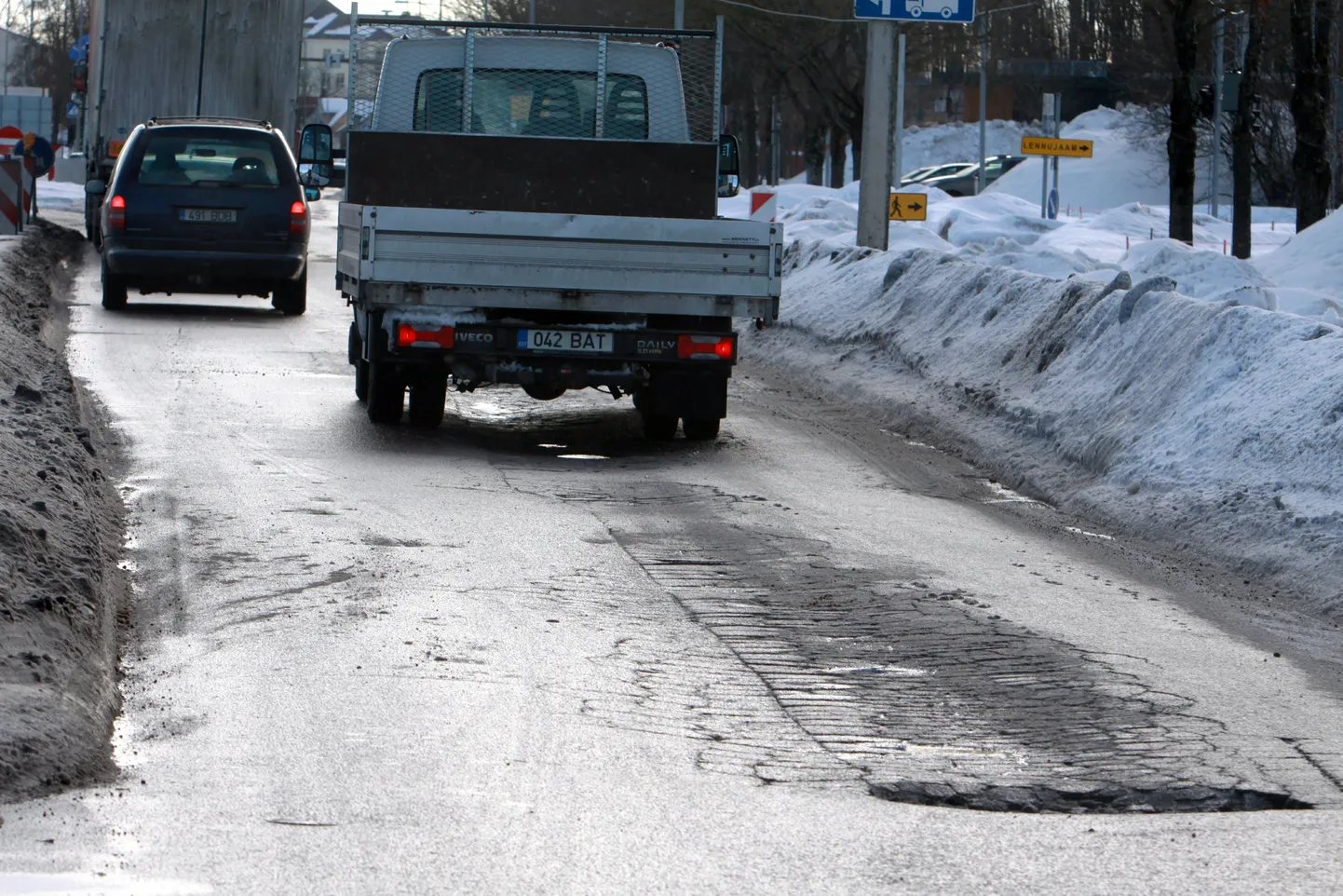 Tallinna poolt Pärnusse sissesõitjaid tervitavad suured löökaugud.