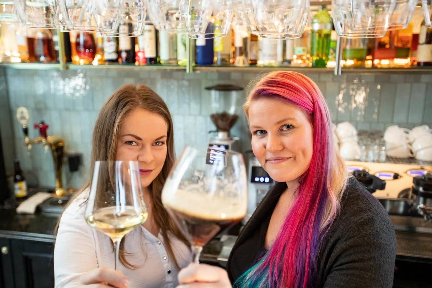 Sommeljeed Ketri Leis ja Helen Aasmann LoRe bistroos Kai keskuses.