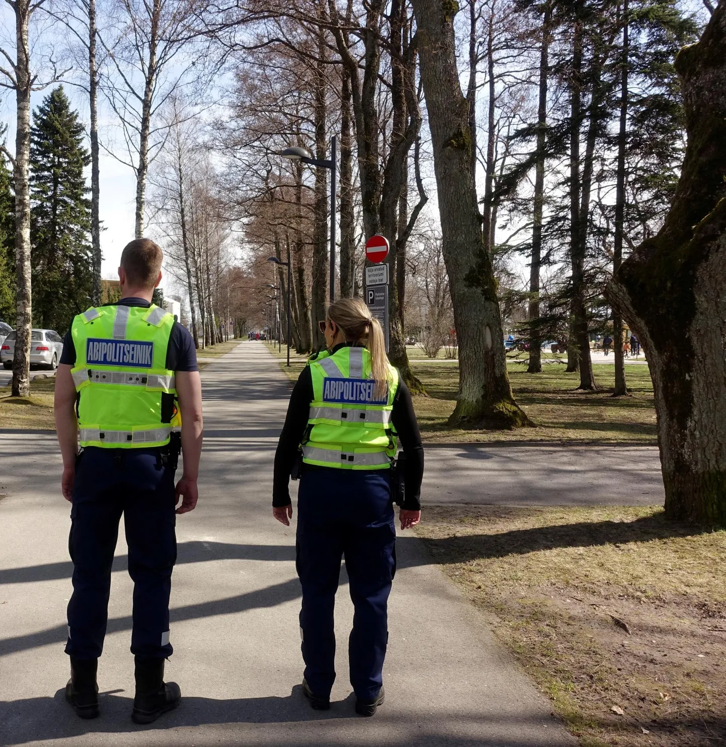 Politseinike töö hulka kuulub jalgsipatrull, kui selleks vähegi aega leitakse.