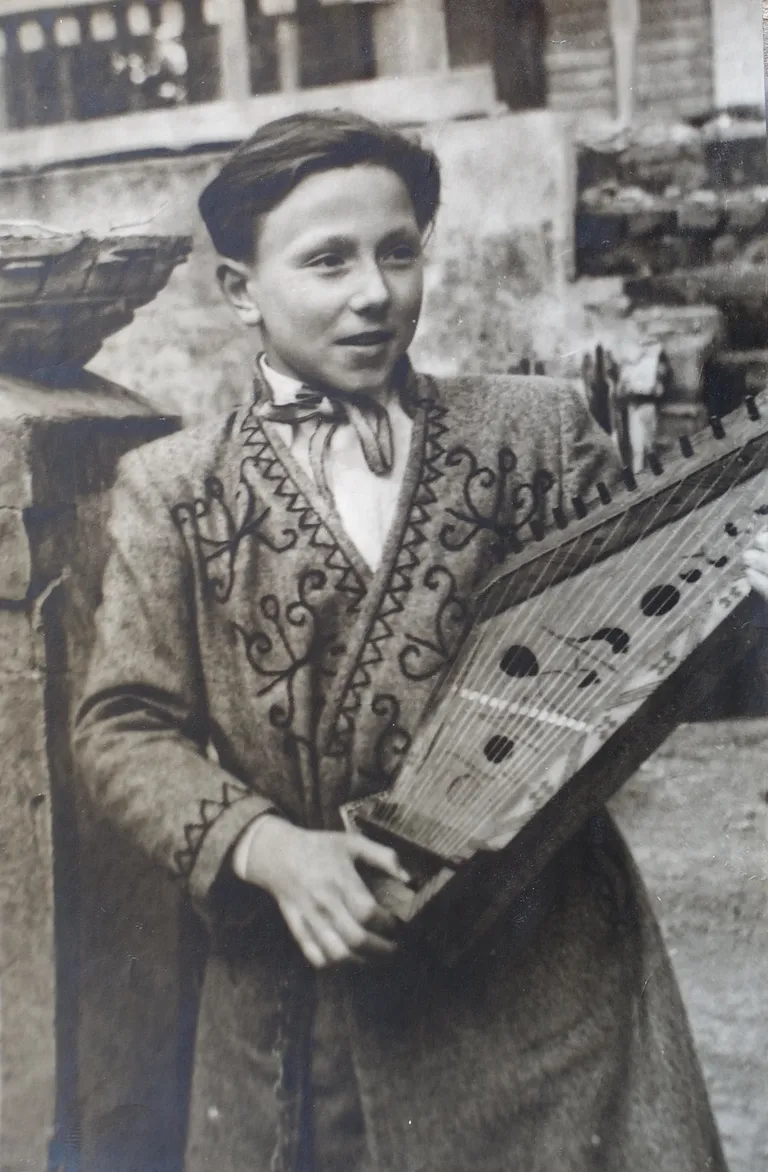 Viesturs Krauksts ar tēva darītu kokli 1958. gadā.