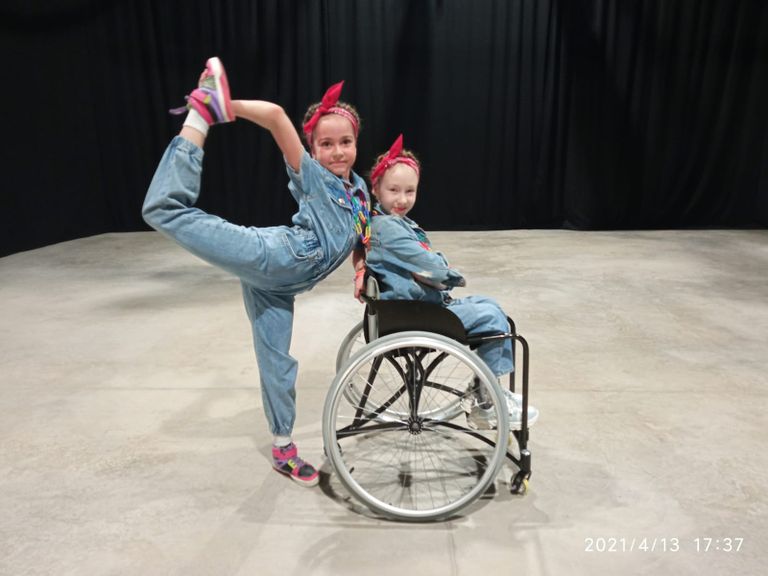 Елизавета Феофанова (в коляске) и Полина Иванова. "Устроим танцы"