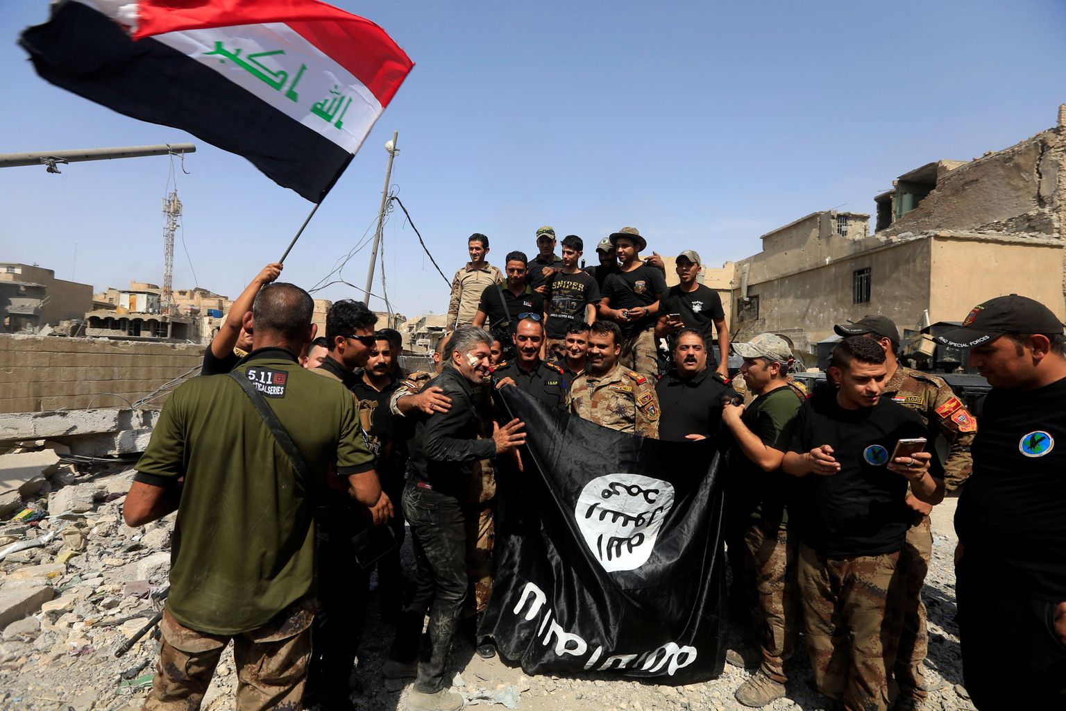 Iraagi väed eile Mosulis kätte saadud  Islamiriigi (ISIS) lipuga.