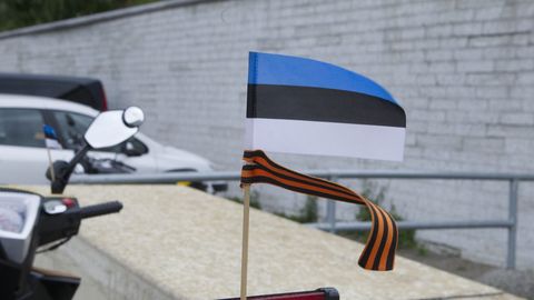Военнослужащий Сил обороны Эстонии позировал 9 мая в форме с георгиевской лентой