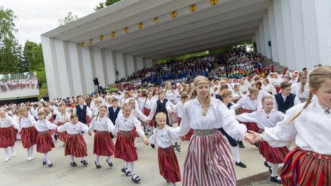 Viljandi tähtsaima kooli juubel tõi lauluväljakule kodused laulud ja tantsud