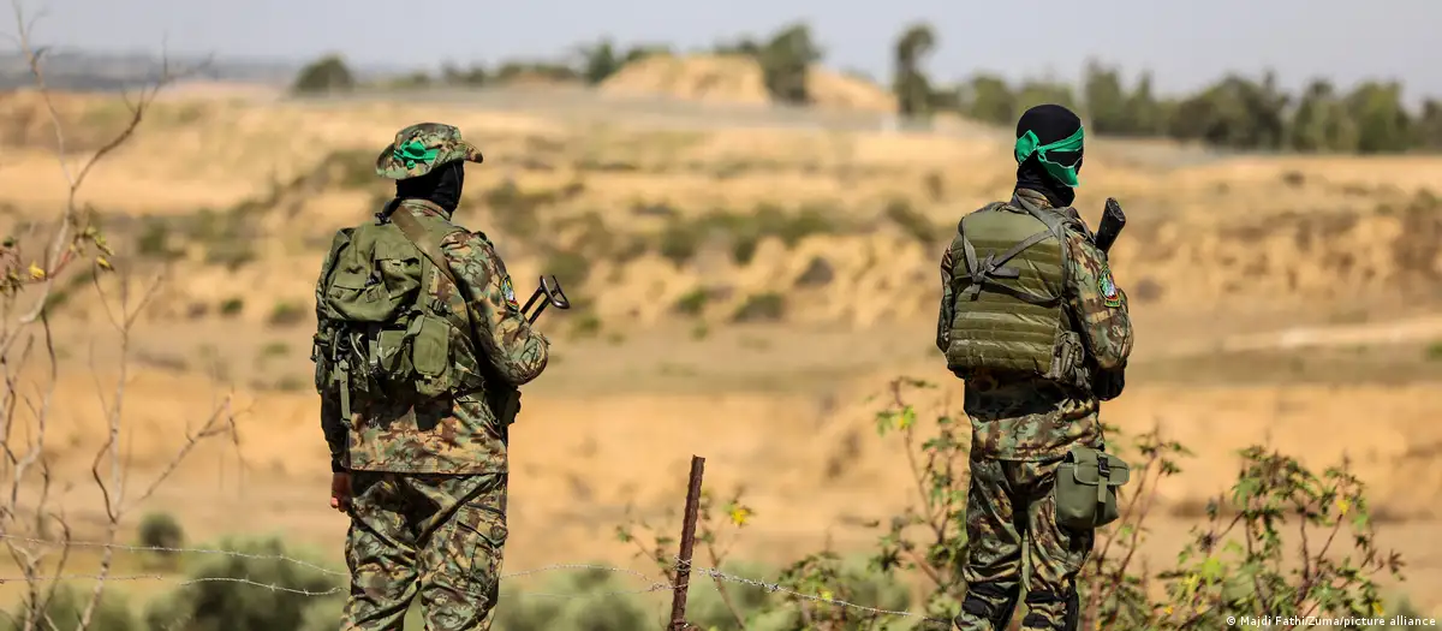 Боевики "Бригад аль-Кассам" на границе с сектором Газа