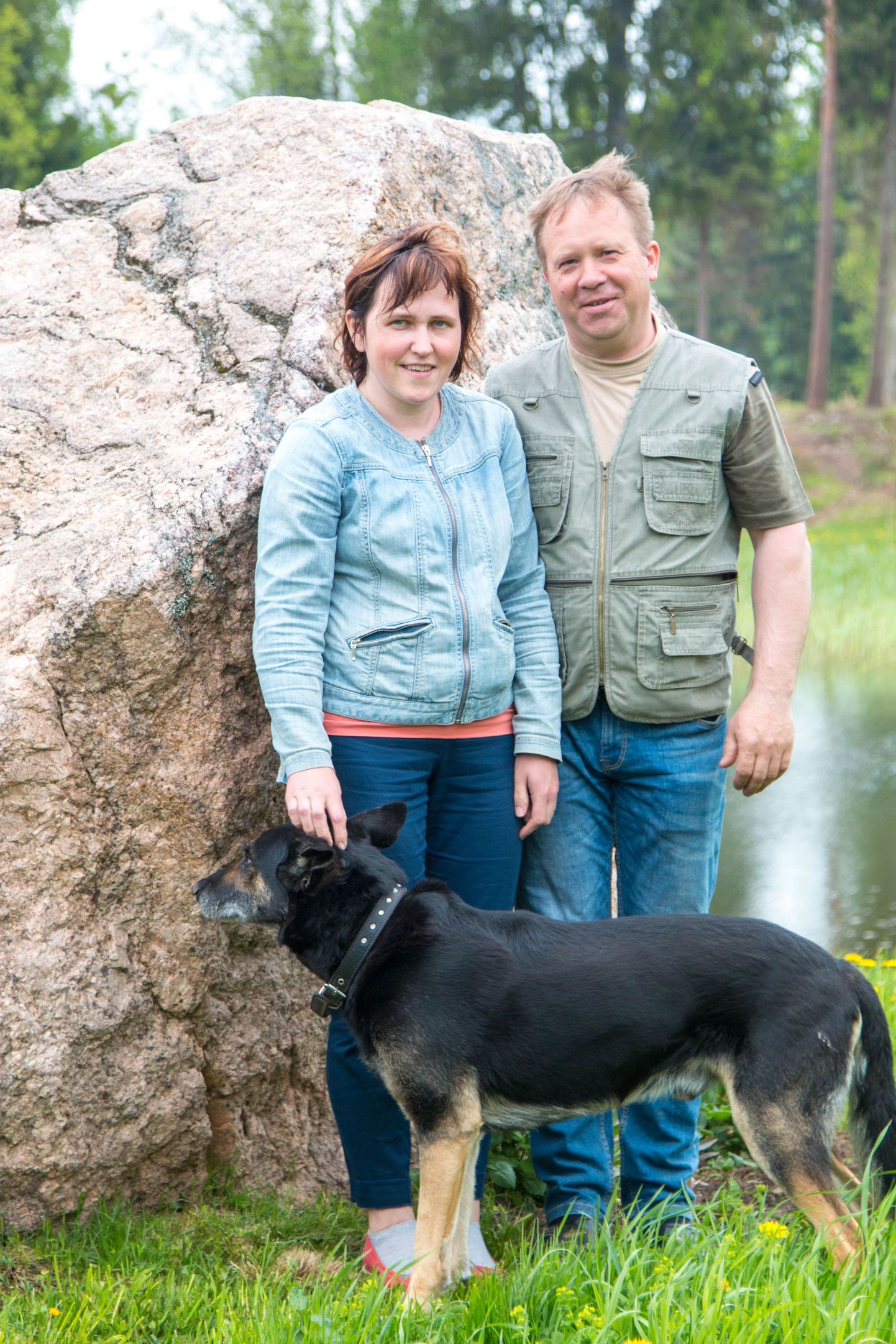 Kassiratta talu elanikud Esmar ja Reilika Naruski ning koer Riks koos oma maalt leitud kivimürakaga, mida püüdsid algul teisaldada, kuid mis nüüd on jäänud aeda kaunistama.
