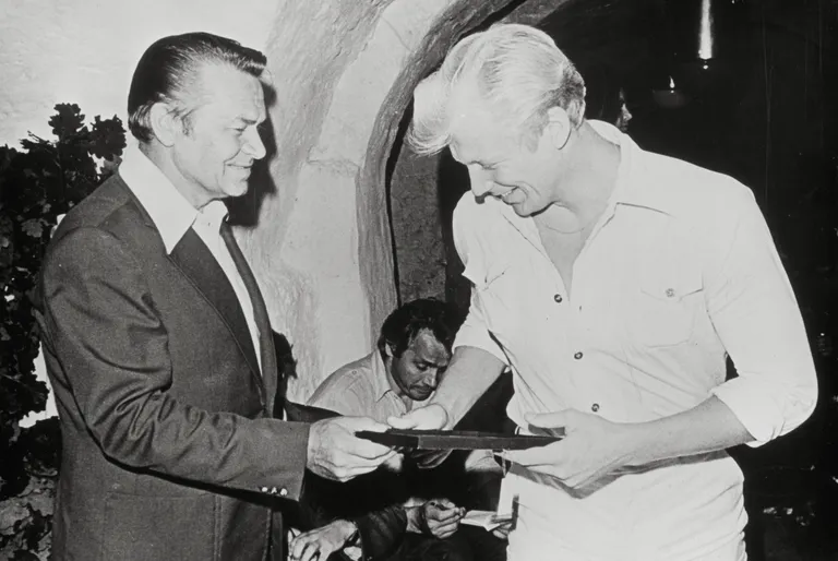 Olümpiavõitja Mait Riisman saab õnnitlusi spordijuht Kristjan Arusoolt (1980).