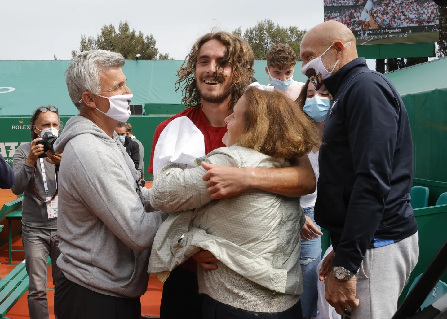 Võidurõõm! ATP Masters 1000 Monte Carlo tennisturniiri tšempion Stefanos Tsitsipas ema kallistamas. Vasakul valab rõõmupisaraid Kreeka tennisetähe isa Apostolos Tsitsipas.