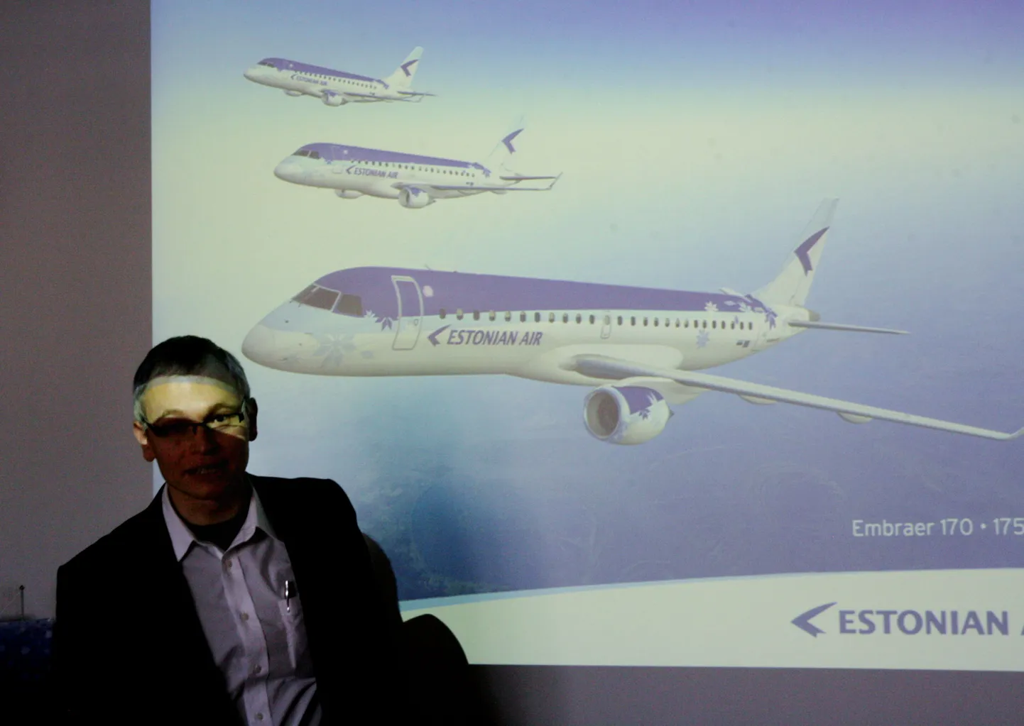 Estonian Airi arendus- ja turundusjuht Gunnar Mägi lennufirma uut kujundust tutvustamas.