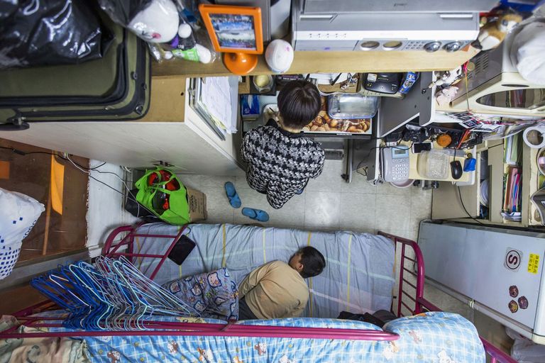 Kaheliikmelisee pere elu pisut enam kui kümneruutmeetrises korteris Hong Kongis. Korteri eest maksab ema 450 eurot kuus.