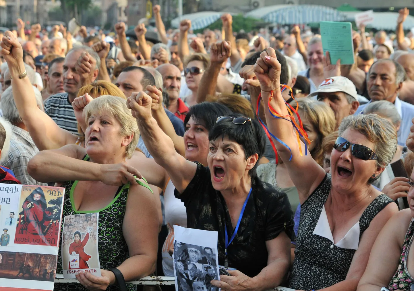 Opositsiooni poolehoidjad Jerevanis Vabaduse väljakul.
