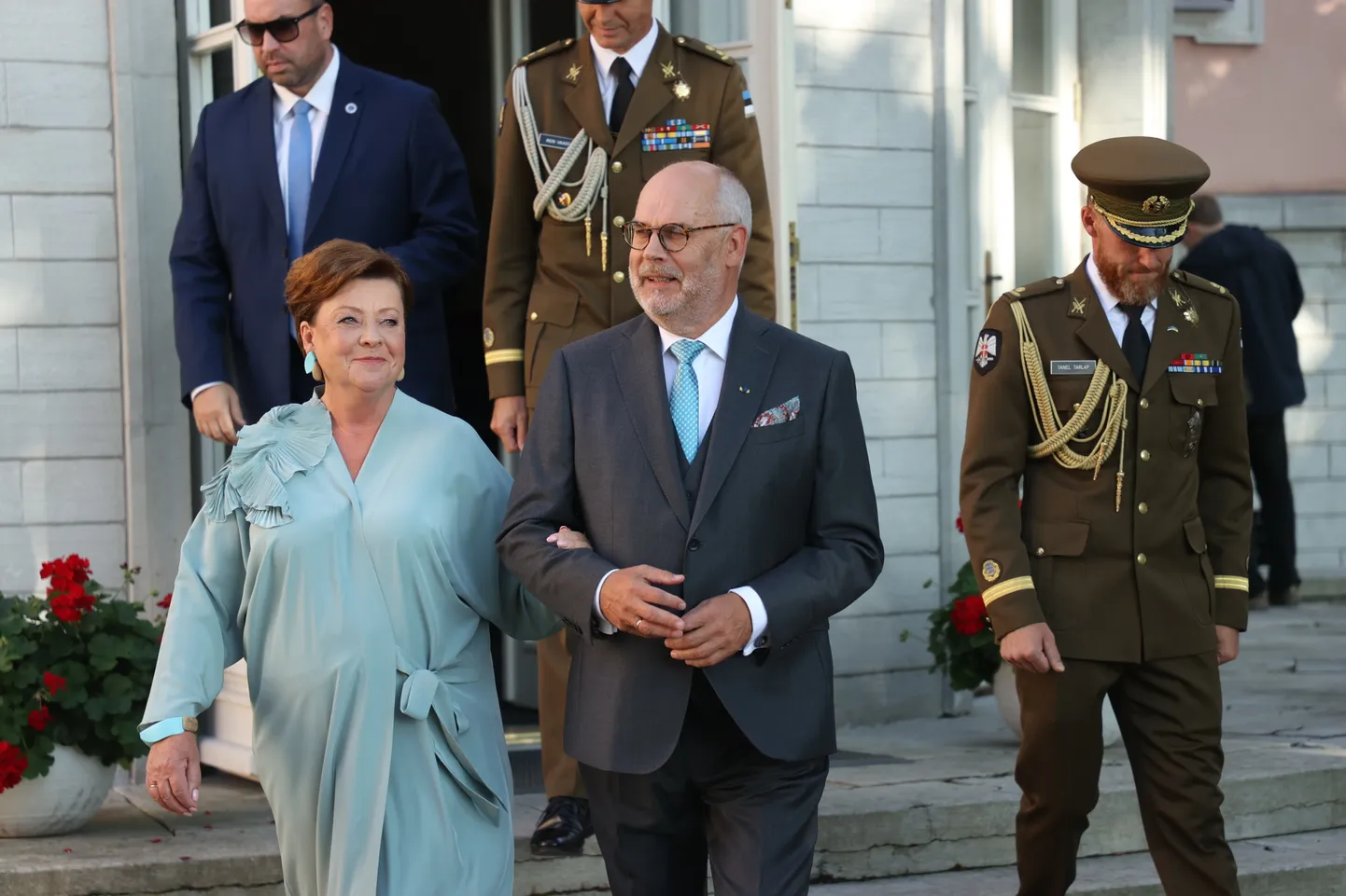 President Karis roosiaias kõnet pidamas.