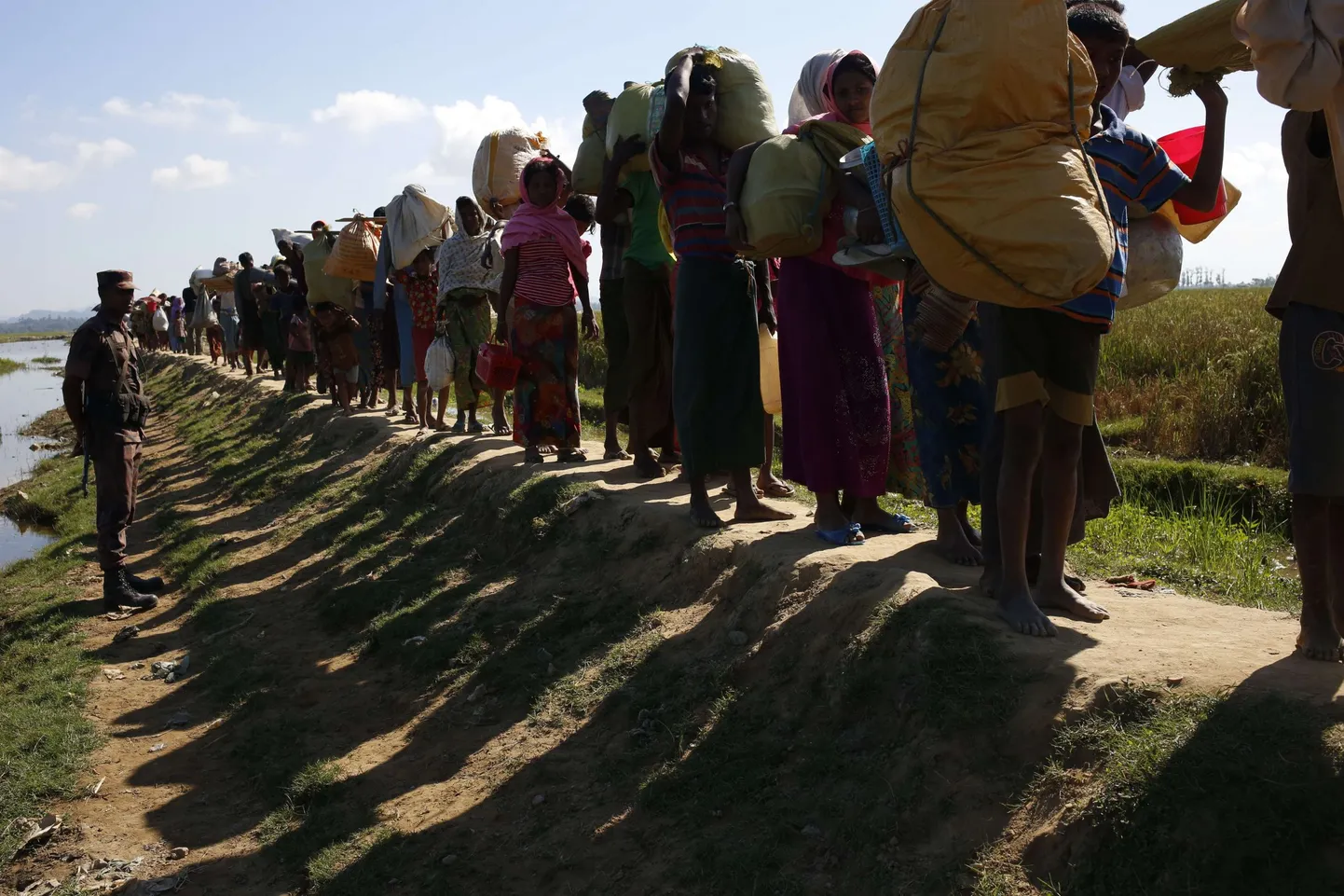 Birmast Bangladeshi põgenenud rohingjad põgenikelaagrisse kõndimas.