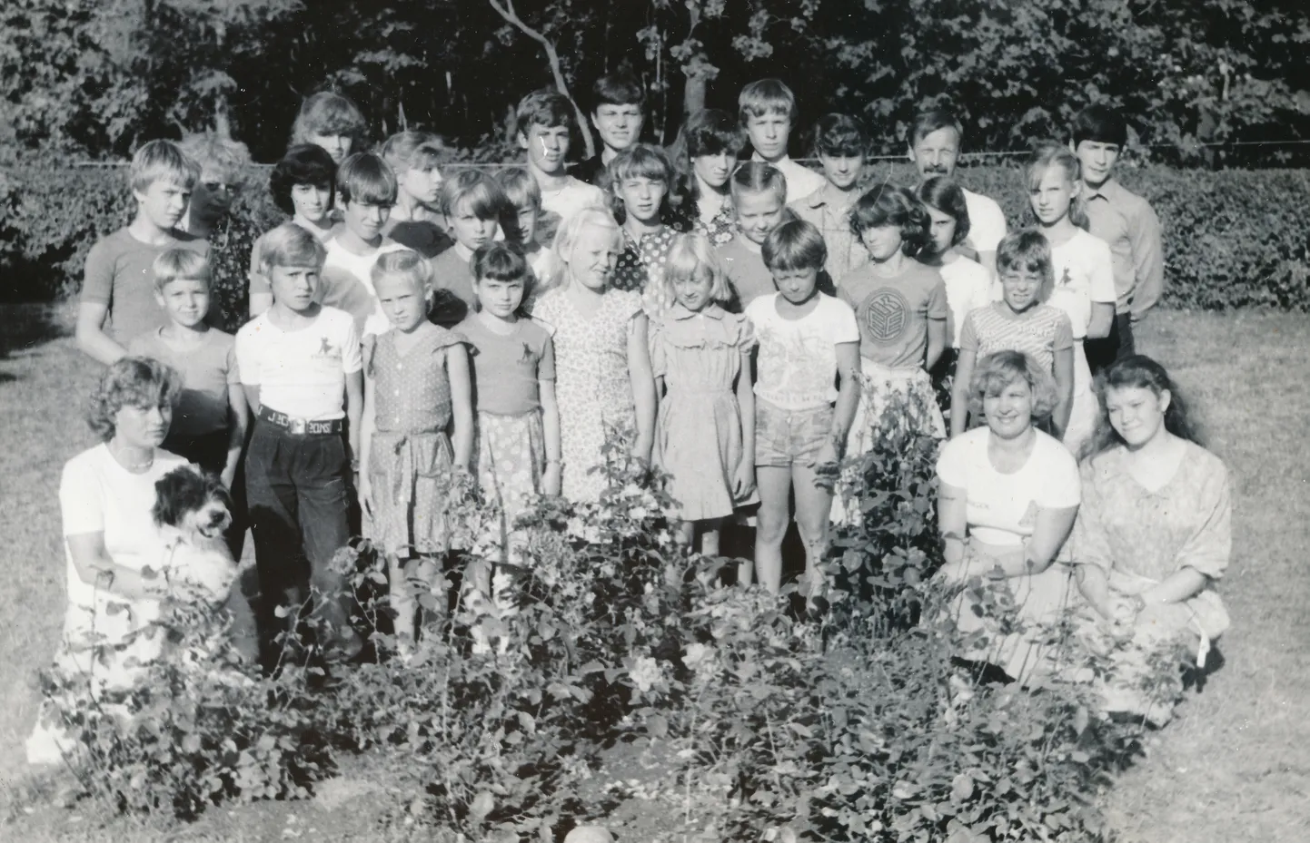 KALLEMÄE SUVELAAGRIS 1983: Ees vasakul Marika Vessik koos viieaastase Kutaga, paremal Hilja Kitt. 
Esireas (vasakul Taivo Esko, Anre Prei,Tiiina Vara, Merike Maripuu, Pilvi Karu, Kaja Kips, Hannes Ulm, Liis Tarvis, Gert Hütsi. 
Tagareas Roald Kitt, Inna Vann, Ruth Kirsipuu, Anu Saabas, Priit Paiste, Anu Pahapill, Janek Paju, Olari Viikholm, Tõnis Lõuk, Tõnu Andreas, Tiia Esko, Terje Lõuk, Evelin Salundi, Marko Tiik, Reeta Kallus, Kaarel Kitt, Anne Lõbus, Mairi Siil, Hubert Peep