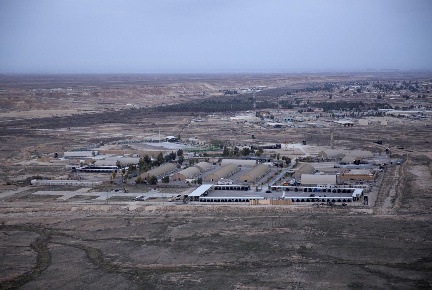Фотография базы "Айн-аль-Асад" в Ираке, сделанная 29 декабря с вертолета.
