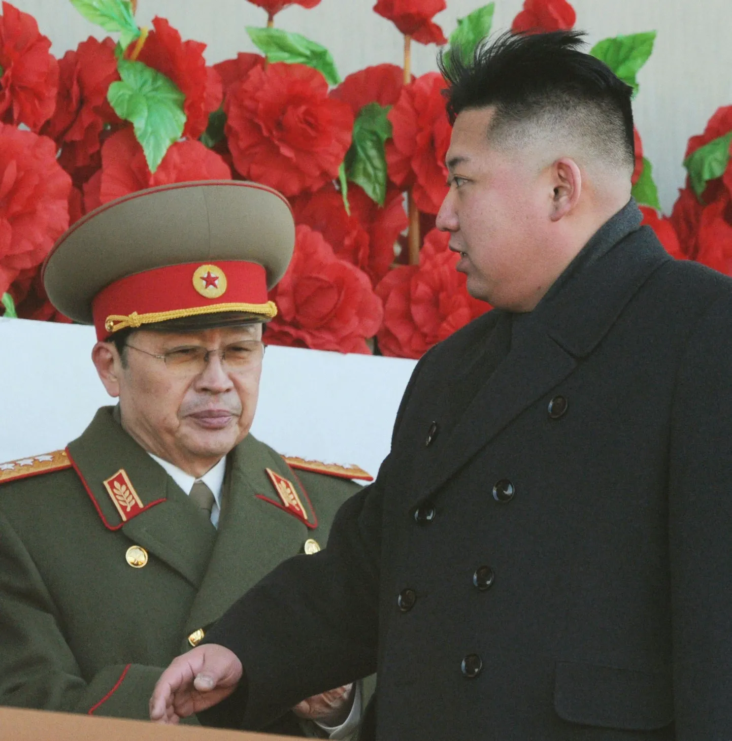 Põhja-Korea liider Kim Jong-un (paremal) ja tema nüüdseks hukatud tädimees Jang Song-thaek.
