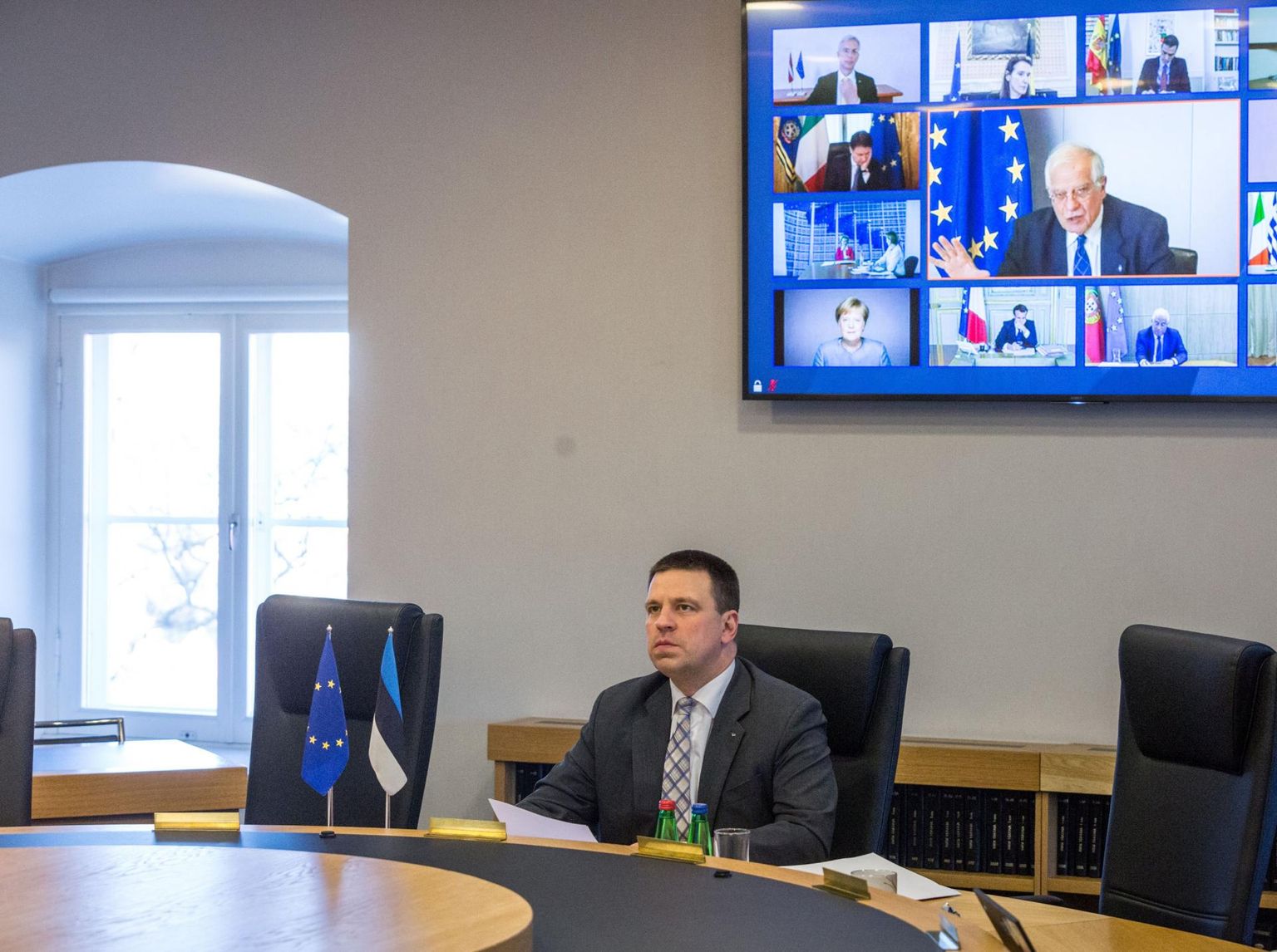 Peaminister Jüri Ratas neljapäevaõhtuse videoülemkogu taustal.