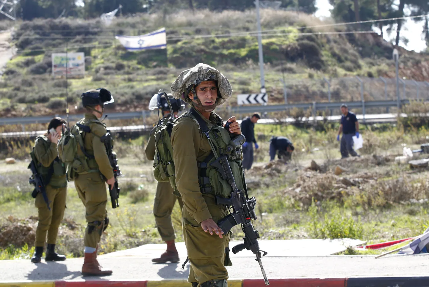 Iisraeli sõdurid täna pussitamiskoha lähedal.