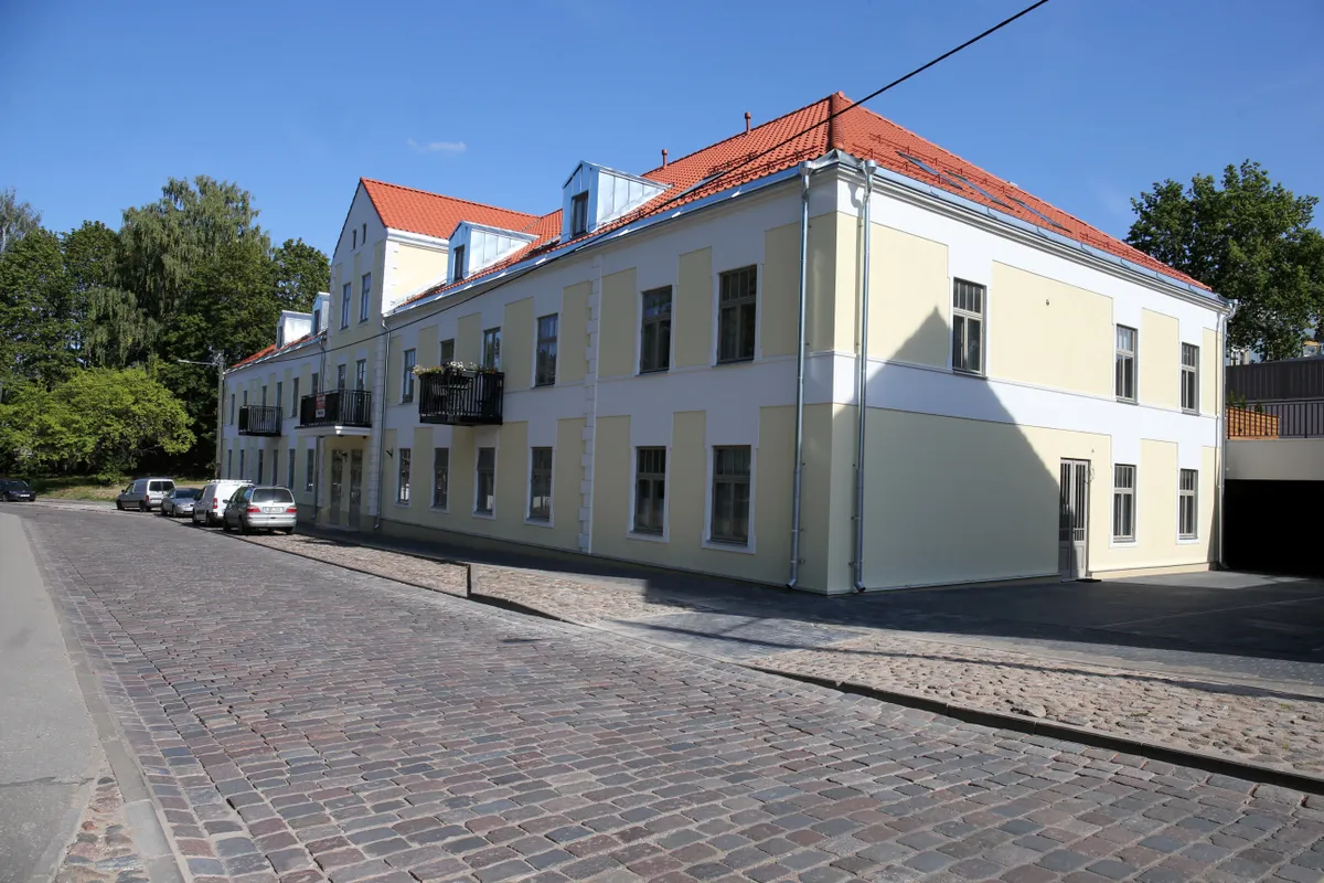 Kaunis munakivitee Pargi 10 kortermaja ees.