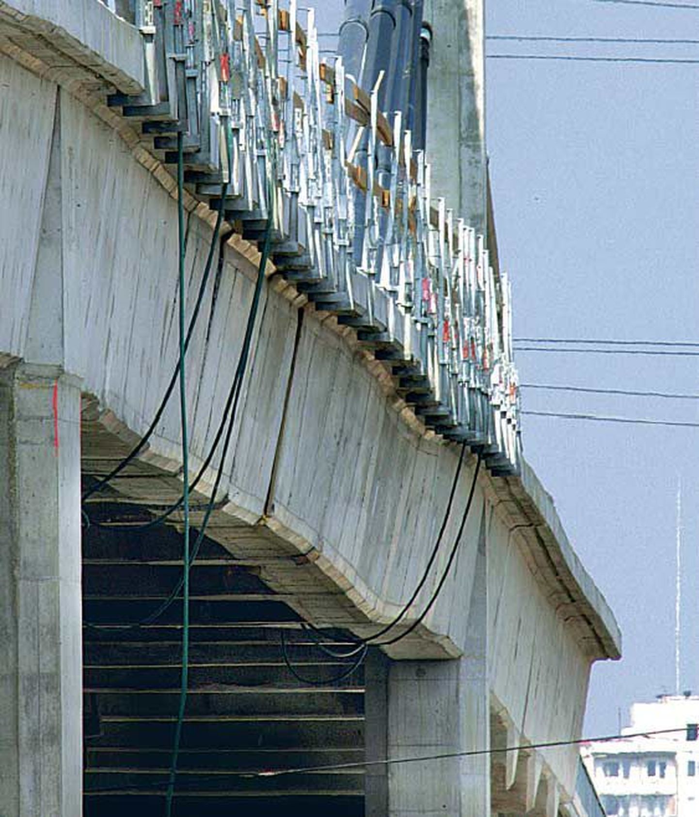 Smuuli tee viadukti lainetamise varjamiseks peab silla ehitaja Merko Ehitus välja mõtlema mingi erinipi, sest vantide pingutamisega sellest lahti ei saa.