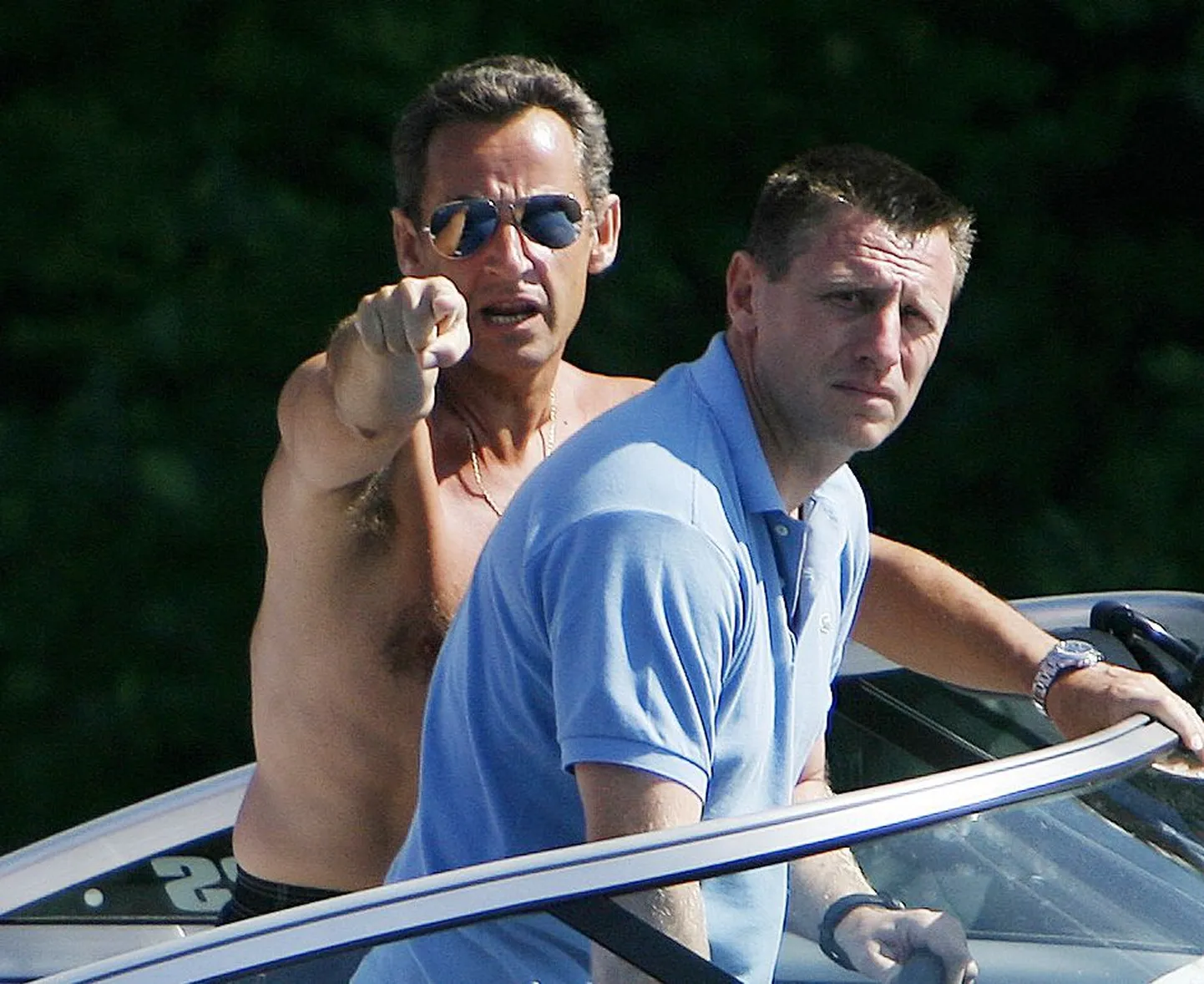 Prantsusmaa president Nicolas Sarkozy koos turvamehega