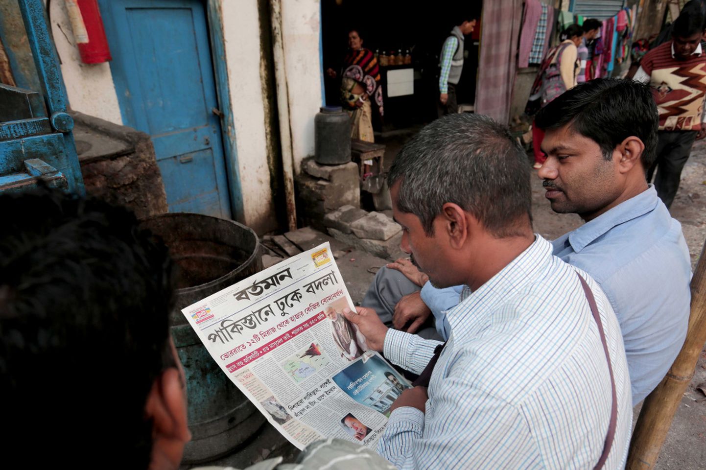 Мужчина в Индии читает о вылете индийских самолетов вблизи границы с Пакистаном