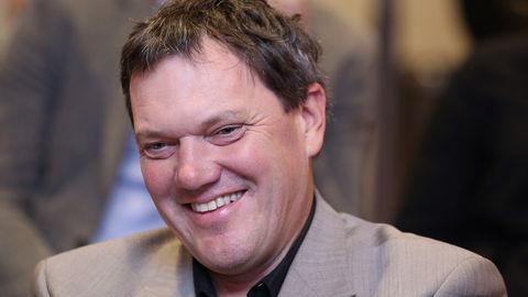 Kāpēc Armands Puče tikai šogad nomainījis podziņtelefonu pret viedtālruni?