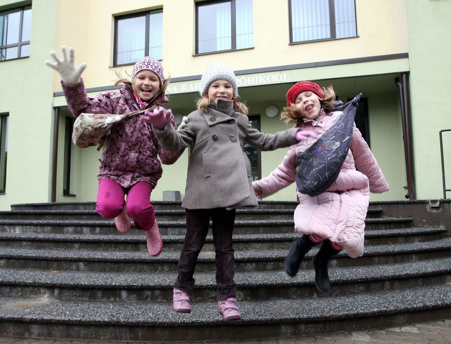 Tallinna Rahumäe põhikooli 2. klassi õpilased Karmen Viinapuu (vasakult), Silvia Torn ning Sofia Schneider rõõmustasid eile koolitrepil algava koolivaheaja üle.