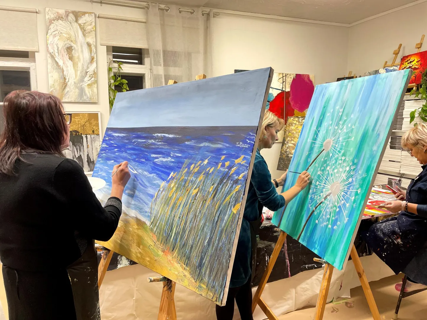 Haljala õpetajad oma kunstiteoste kallal.