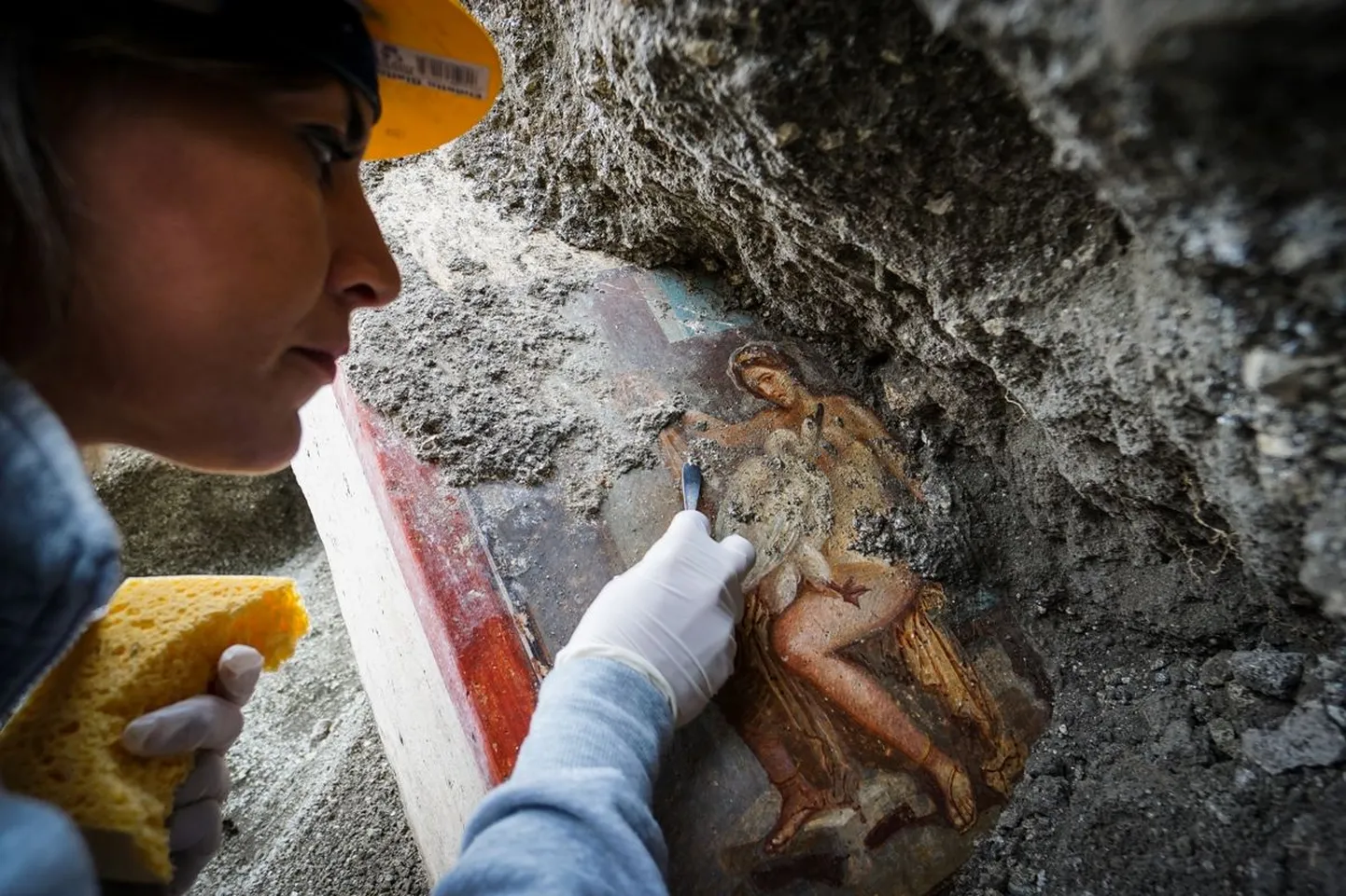 Itaalia arheoloog väljakaevamistel Vana-Rooma linnas Pompeis.