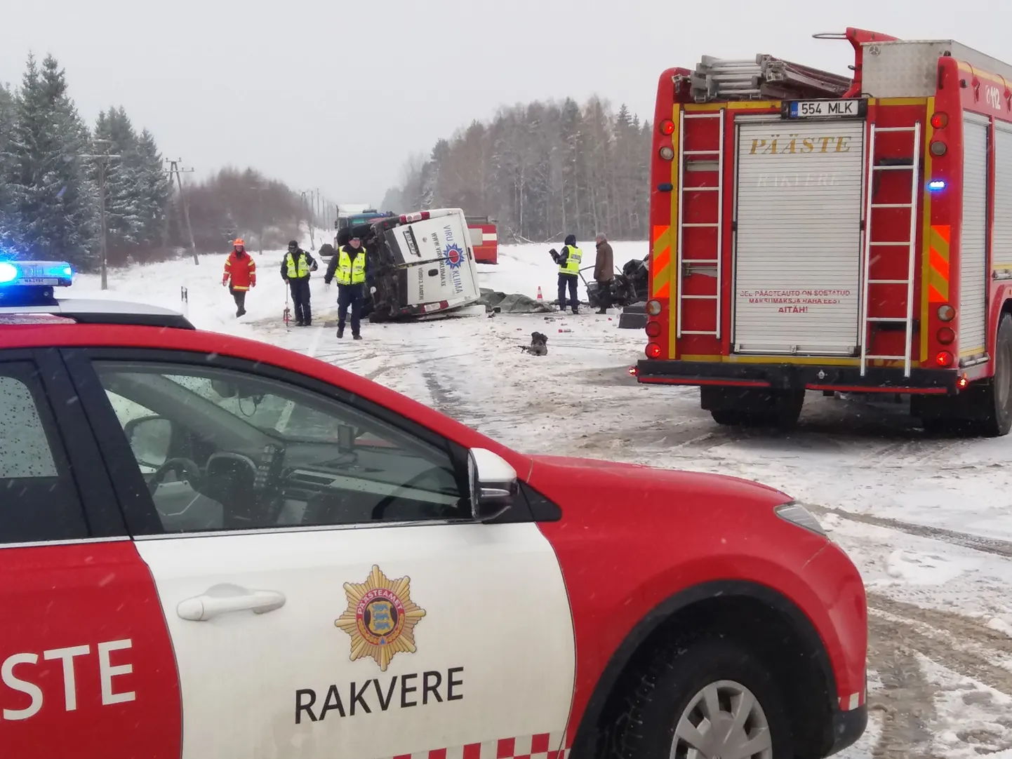 Rakvere külje all kaotasid eile pärastlõunal kaubik Fiat Ducato ja sõiduauto Volkswagen Passat kokkupõrkes elu kolm inimest. Esialgse info kohaselt olid mõlemal sõidukil all talverehvid.