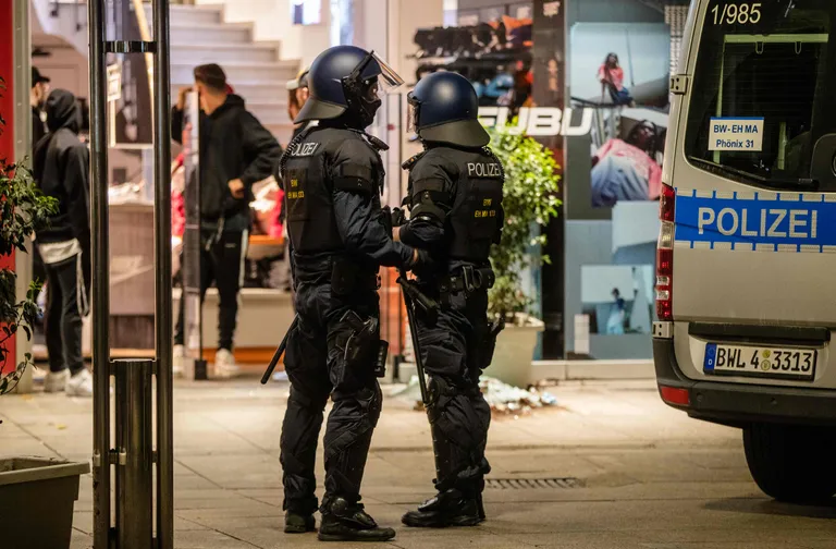 Politsei Saksamaal Stuttgartis poe juures, mida mässajad ründasid ja lõhkusid