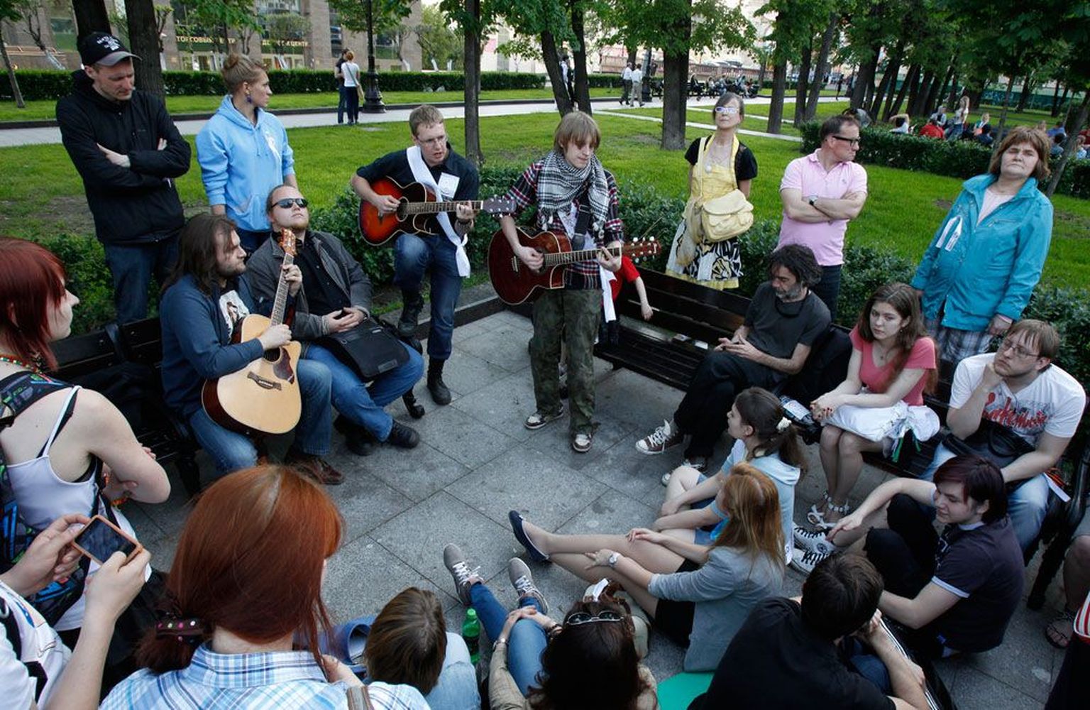 Opositsiooniline laager võtab pargis laulu üles – viimastel kuudel Moskvas vägagi sagedane pilt.