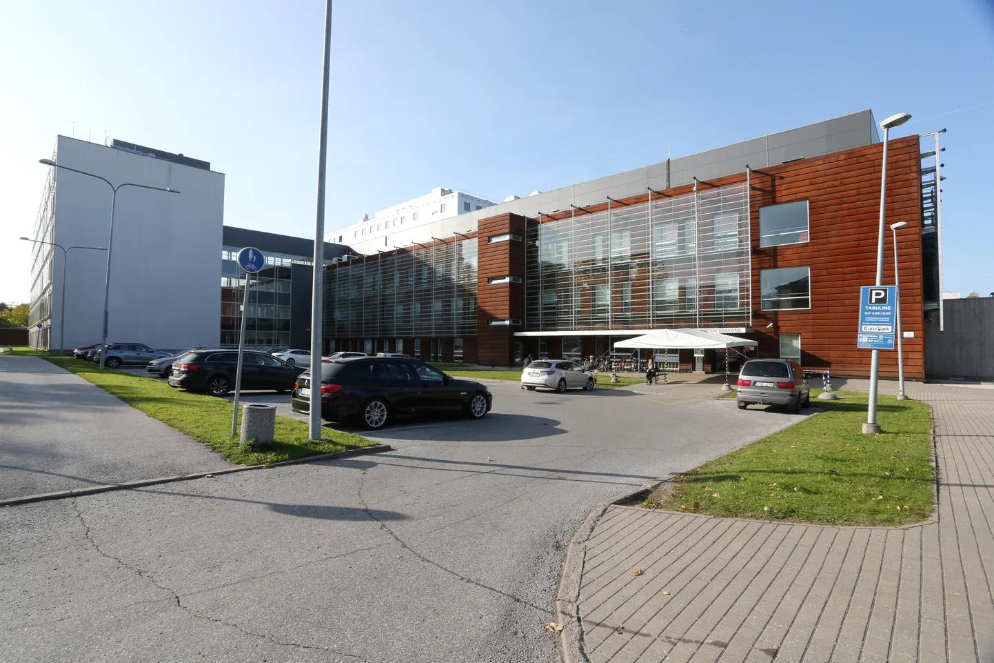 Tartu ülikooli kliinikumi ümbruses korraldab parkimist nüüd vaid Europark.