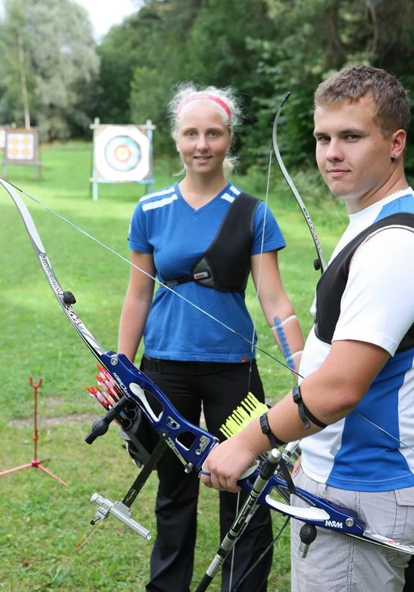 Laura Nurmsalu ja Taavo Allik valmistuvad noorte maailmameistrivõistlusteks. Pilt on tehtud eelmisel sügisel Viljandi vibustaadionil.